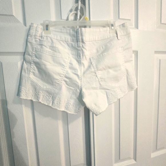 Juniors Decree Size 15 White Cutoff Shorts with Floral Stiching Pre-Owned - Picture 6 of 8